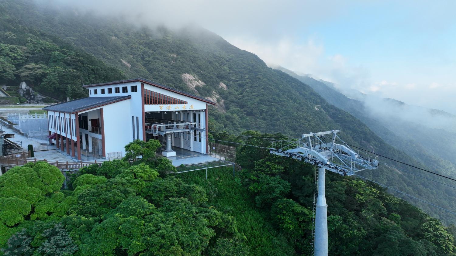 廣東羅浮山朱明洞景區(qū)脫掛索道 長度：1465米，高差：466米 運量1768人小時 速度6.0米秒(1).jpg