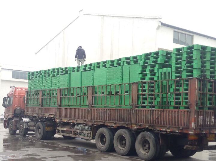 冒雨裝車(chē)，綠色托盤(pán)墊板裝車(chē)發(fā)走